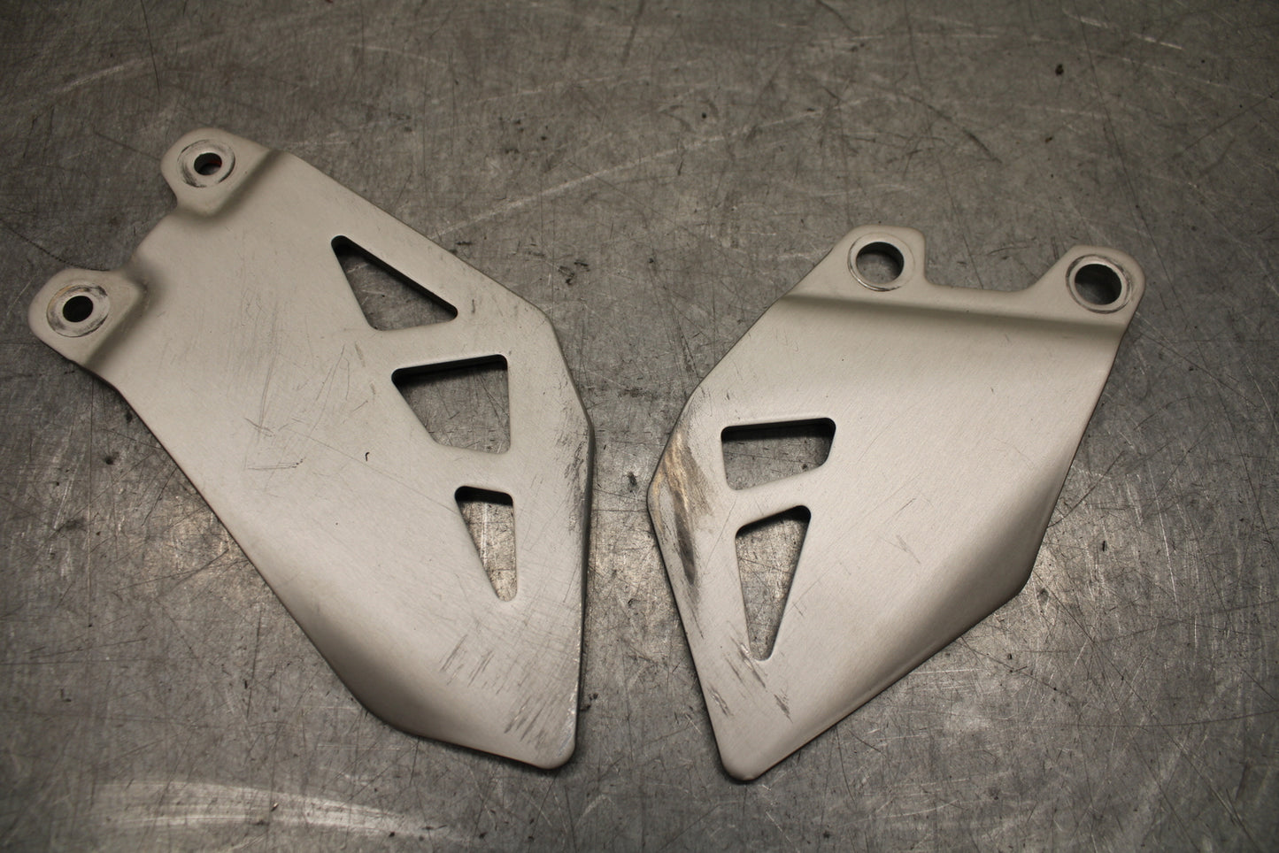 16 KAWASAKI NINJA ZX10R RIGHT LEFT PAIR HEEL GUARD COVER  BB650
