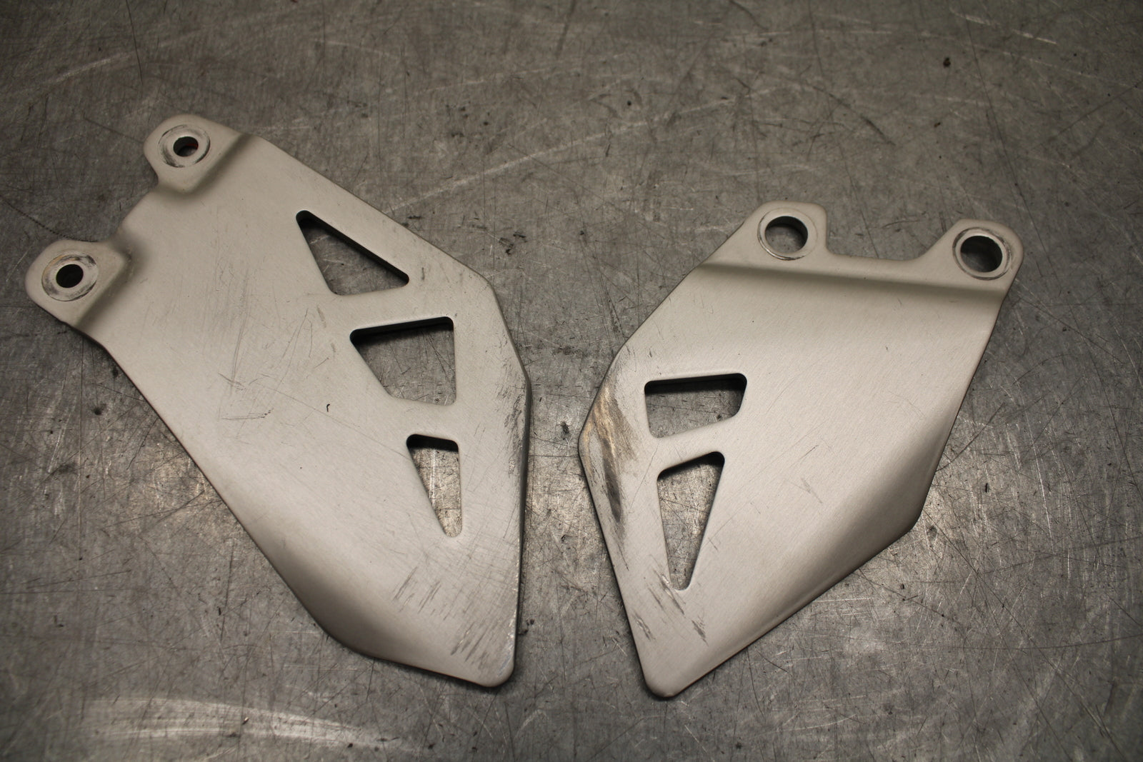 16 KAWASAKI NINJA ZX10R RIGHT LEFT PAIR HEEL GUARD COVER  BB650