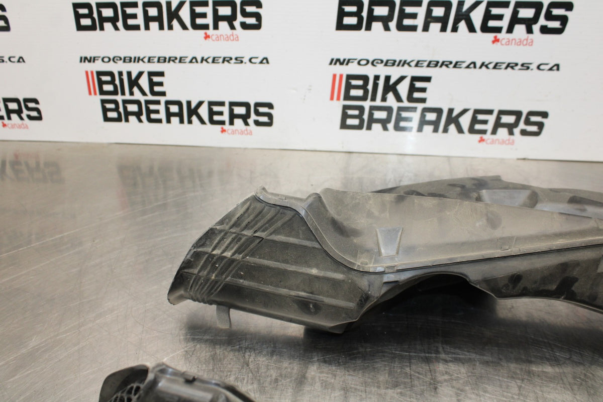 06-07 SUZUKI GSXR 600 RIGHT LEFT AIR INTAKE DUCTS BB178