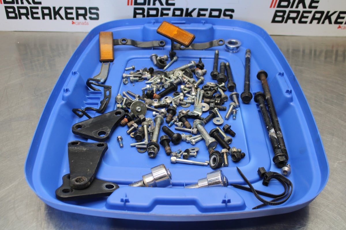 09 YAMAHA V STAR 950 MOUNTING BOLTS HARDWARE MOTOR SCREWS BB172