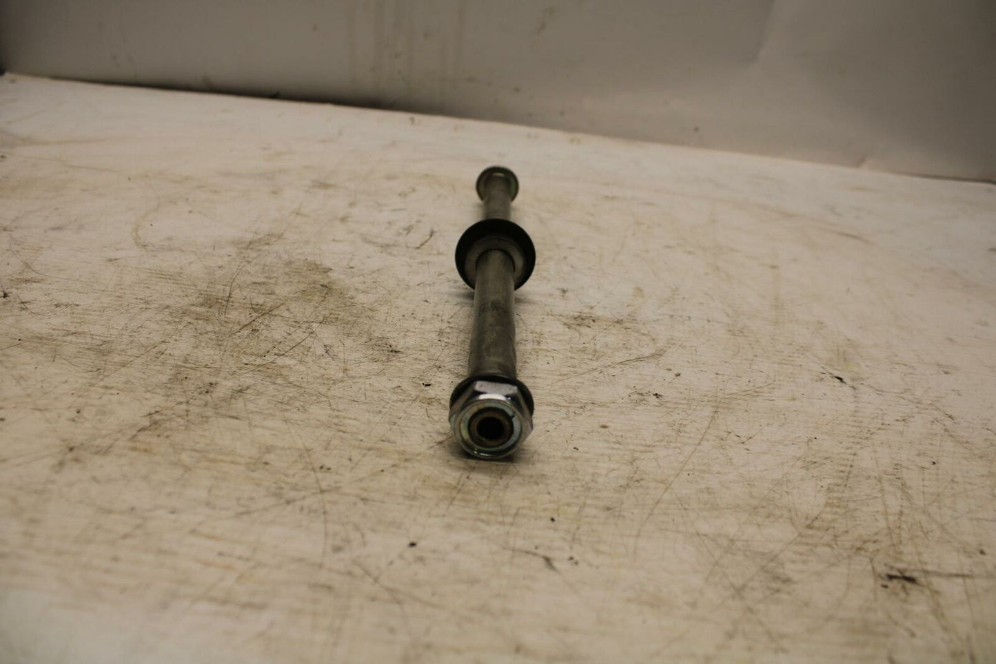 05-09 SUZUKI BOULEVARD C90 REAR AXLE BACK WHEEL RIM PIVOT BOLT AXEL BB357