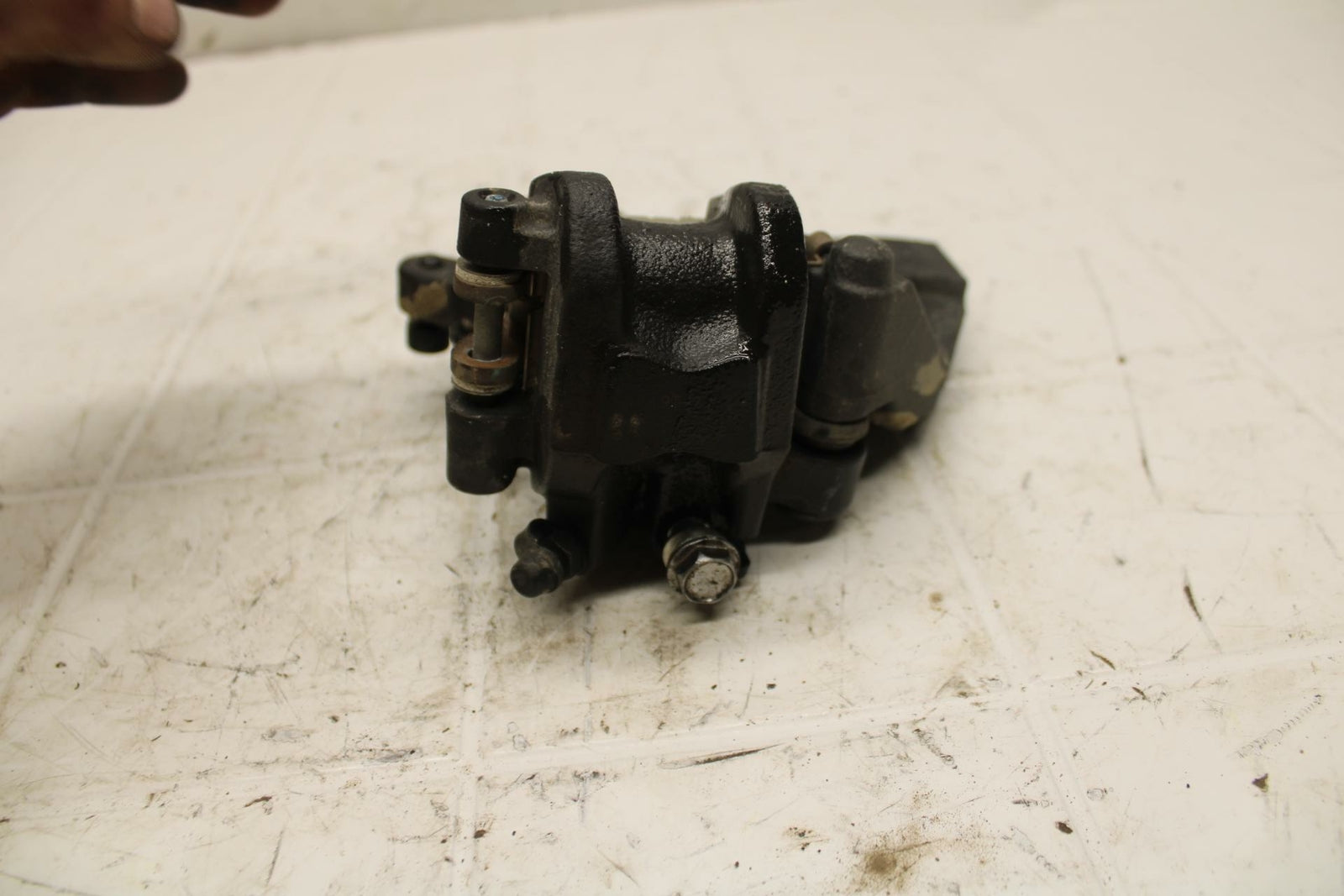 19-20 KAWASAKI NINJA ZX6R REAR BACK BRAKE CALIPER W MOUNT BRACKET BB407