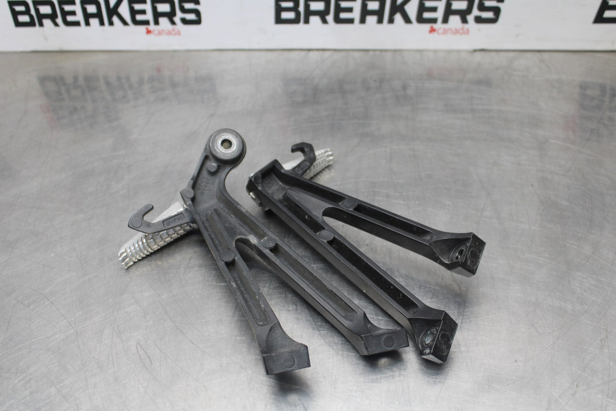 11-26 SUZUKI GSXR750 REAR BACK PASSENGER PEG SET PAIR BB900
