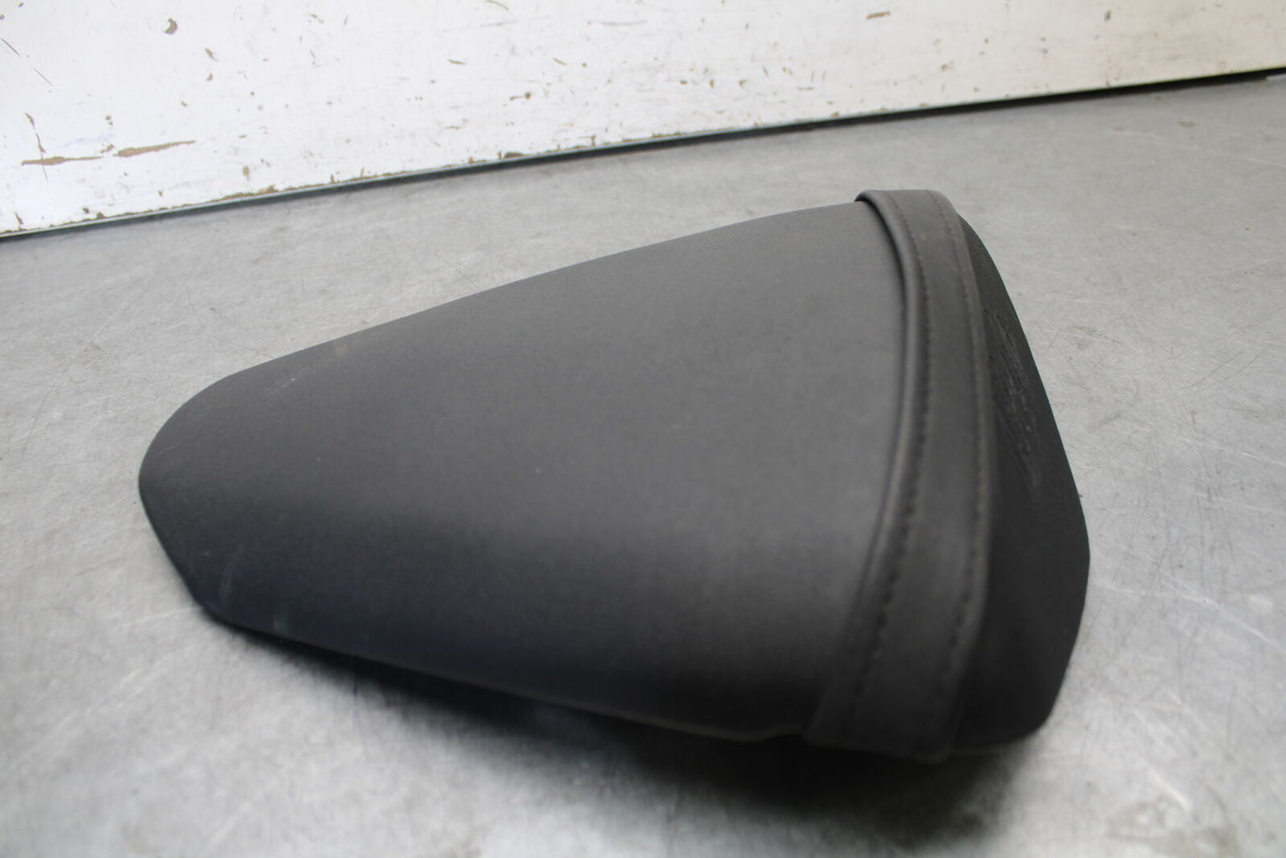 21 KAWASAKI NINJA ZX6R REAR BACK PASSENGER TANDEM SEAT PAD SADDLE PILLION BB647