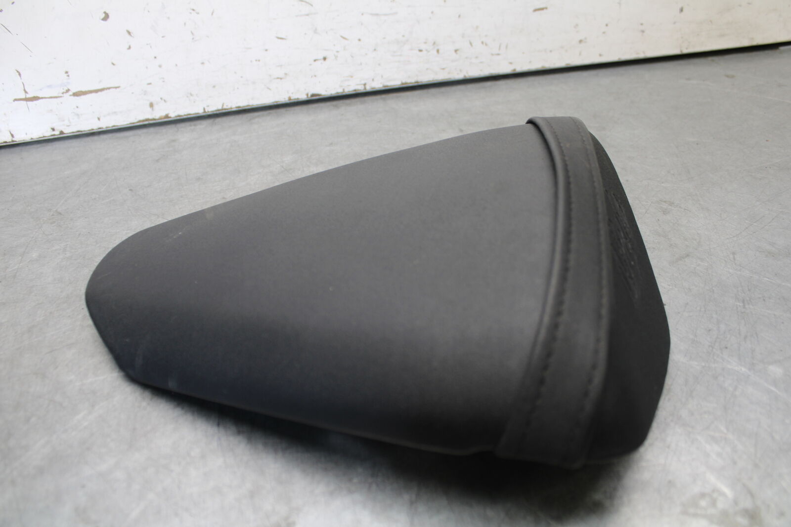 21 KAWASAKI NINJA ZX6R REAR BACK PASSENGER TANDEM SEAT PAD SADDLE PILLION BB647