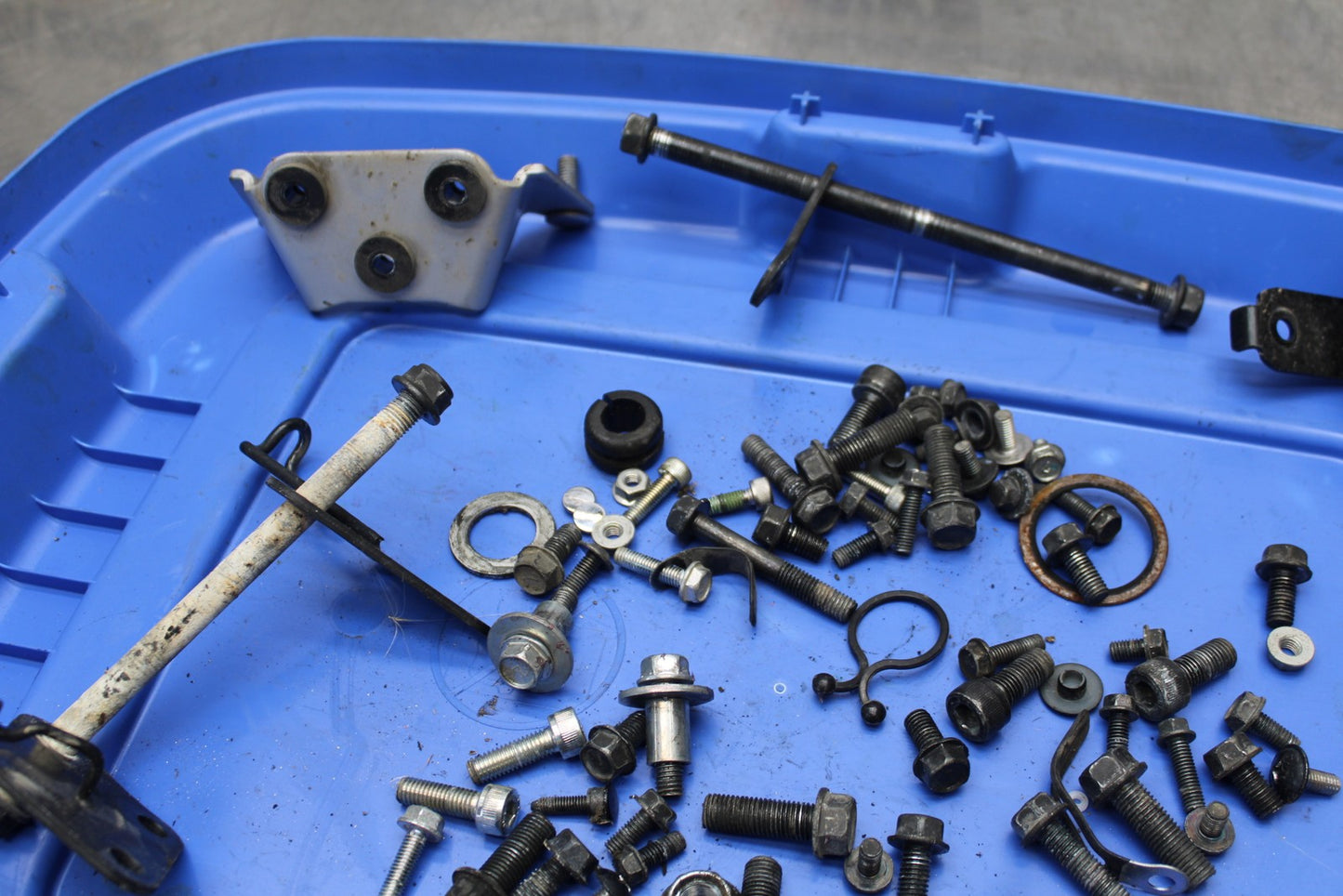 08 KAWASAKI VULCAN 900 MOUNTING BOLTS HARDWARE MOTOR SCREWS BB184