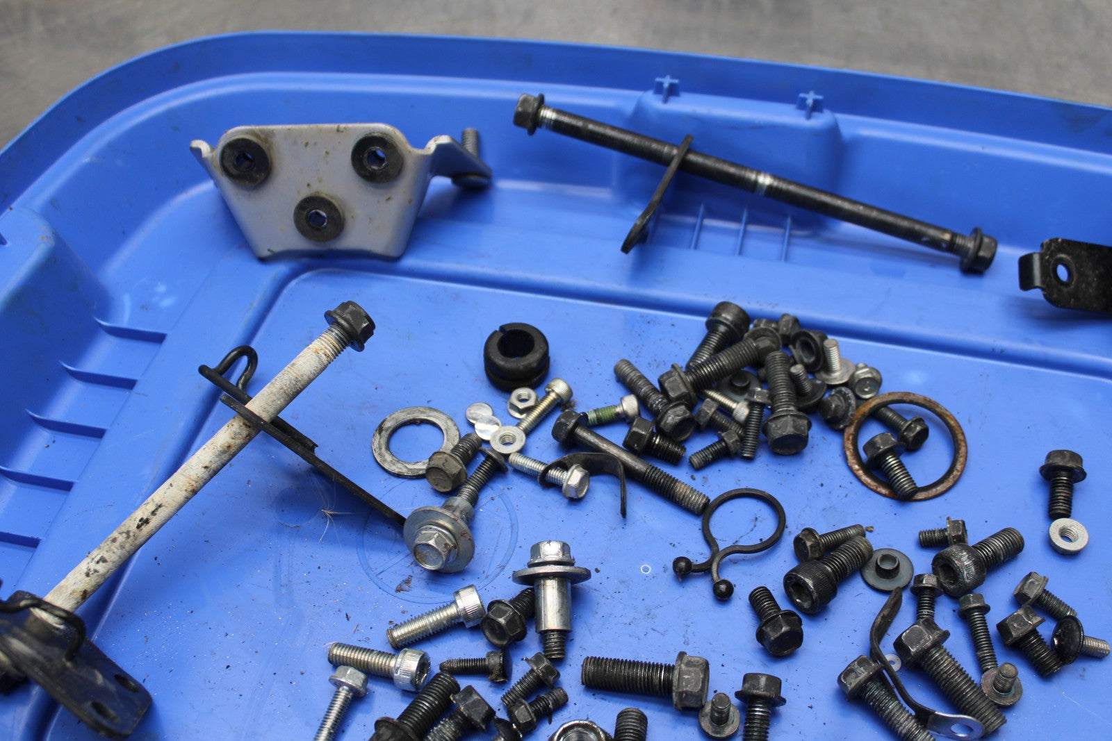 08 KAWASAKI VULCAN 900 MOUNTING BOLTS HARDWARE MOTOR SCREWS BB184