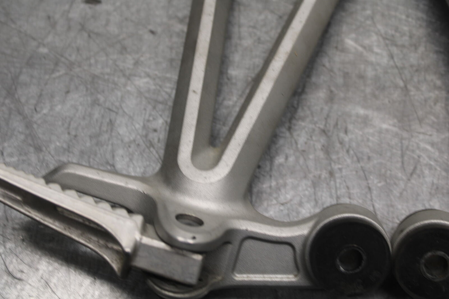 05-08 SUZUKI GSXR1000 REAR BACK PASSENGER PEG SET PAIR BB113