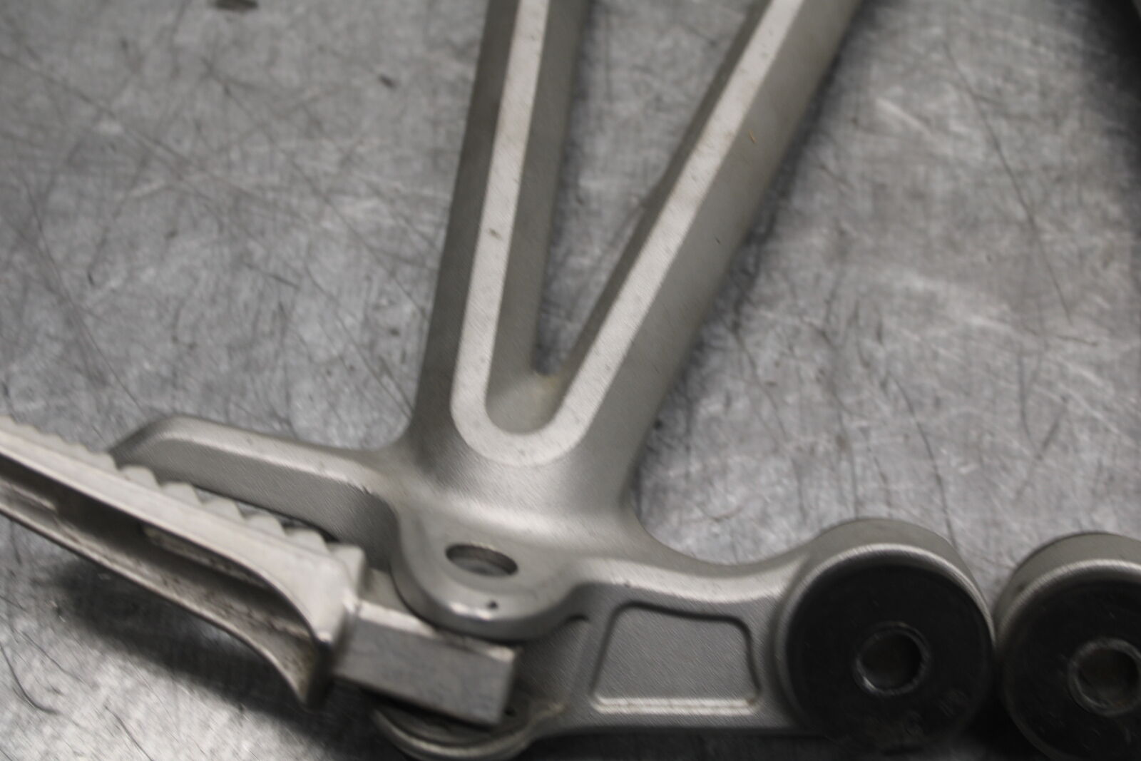 05-08 SUZUKI GSXR1000 REAR BACK PASSENGER PEG SET PAIR BB113