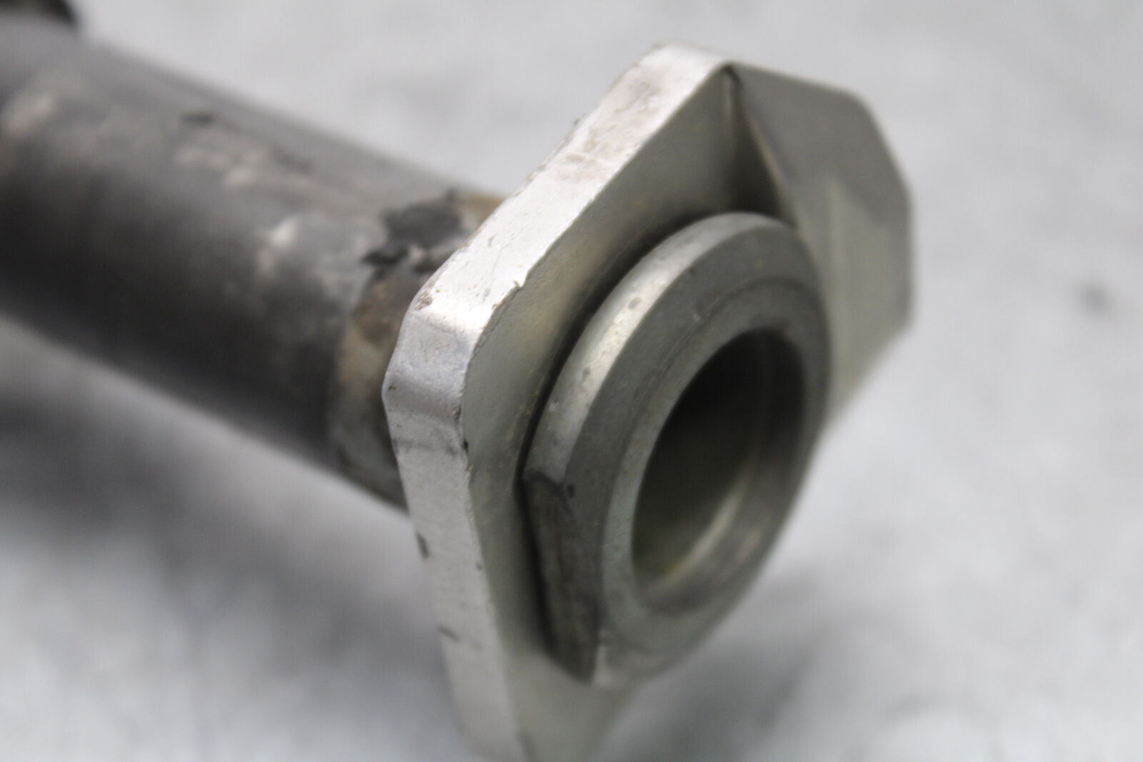 05-06 SUZUKI GSXR1000 REAR AXLE BACK WHEEL RIM PIVOT BOLT AXEL 64711-33E30 BB663