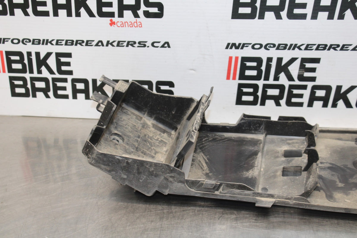 05-06 SUZUKI GSXR1000 REAR BACK TAIL UNDERTAIL BATTERY TRAY PLASTIC BB773