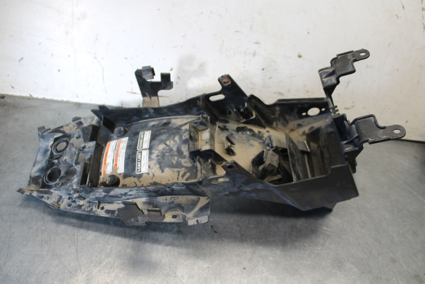 09-15 YAMAHA FZ6R REAR BACK TAIL UNDERTAIL BATTERY TRAY PLASTIC BB686