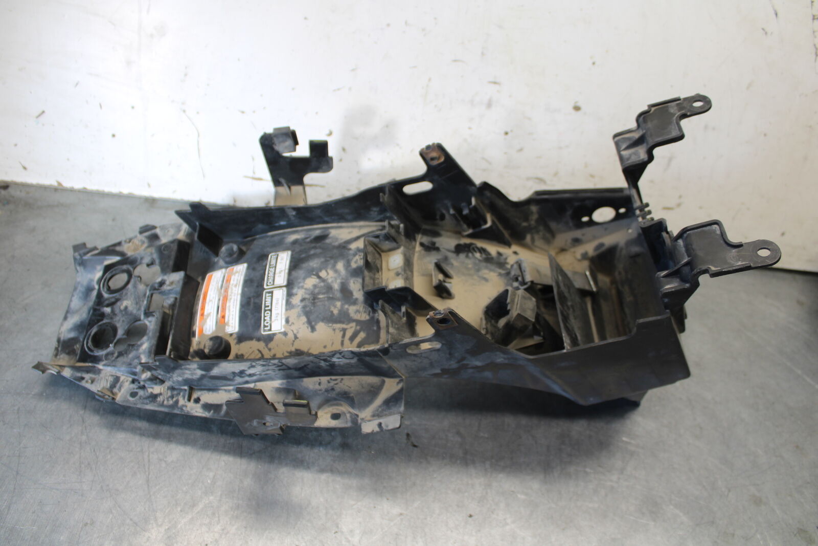 09-15 YAMAHA FZ6R REAR BACK TAIL UNDERTAIL BATTERY TRAY PLASTIC BB686