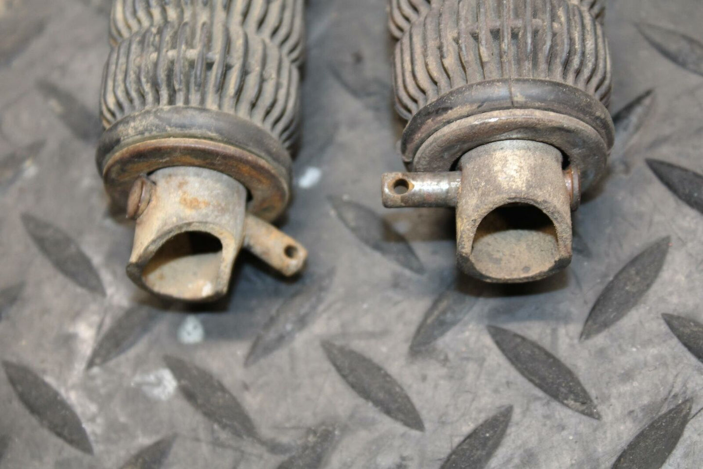 78 SUZUKI GS550E REAR BACK PASSENGER PEG SET PAIR BB212