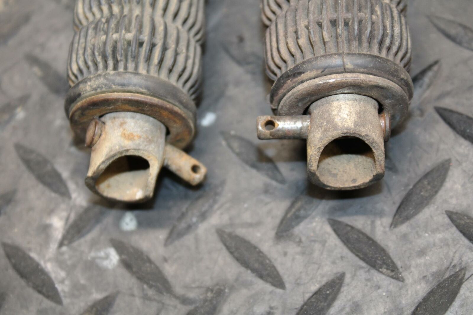 78 SUZUKI GS550E REAR BACK PASSENGER PEG SET PAIR BB212