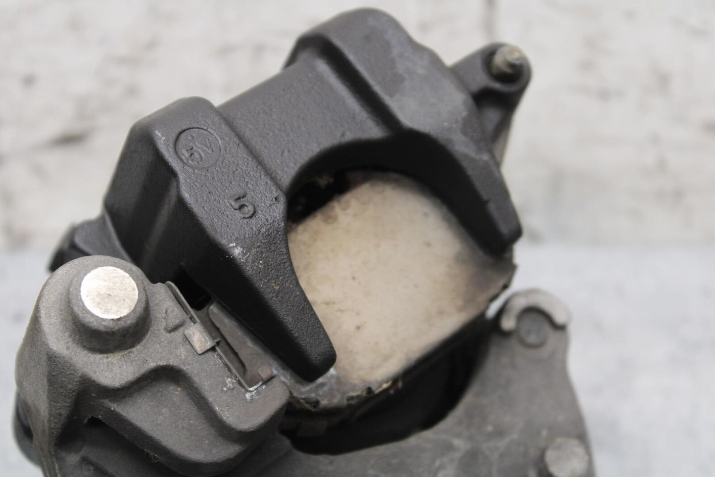 2006 Honda CBR600F4i REAR BACK BRAKE CALIPER W MOUNT BRACKET 43150-MBW-006 BB567