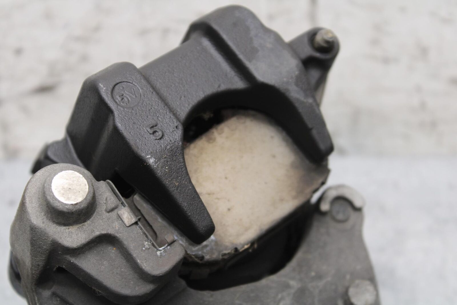 2006 Honda CBR600F4i REAR BACK BRAKE CALIPER W MOUNT BRACKET 43150-MBW-006 BB567