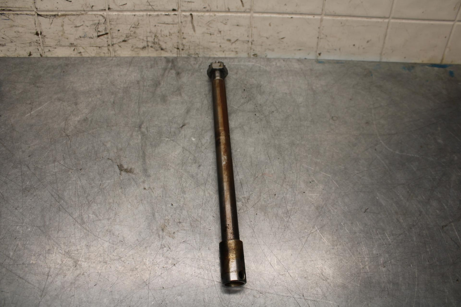 1977 Yamaha XS750 REAR AXLE BACK WHEEL RIM PIVOT BOLT AXEL 1J7-25381-00-00 BB554