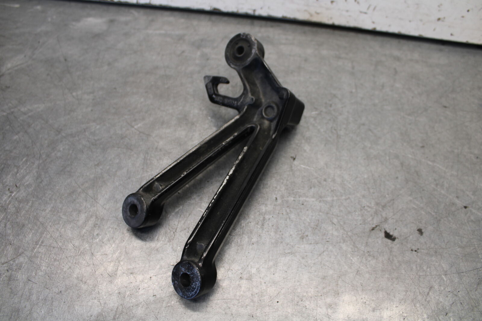 04-05 SUZUKI GSXR600 RIGHT REAR BACK PASSENGER PEG BB658