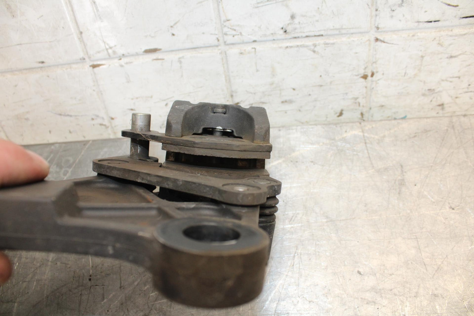 2008 Kawasaki Ninja ZX10R ZX1000E REAR BACK BRAKE CALIPER W MOUNT BRACKET BB524