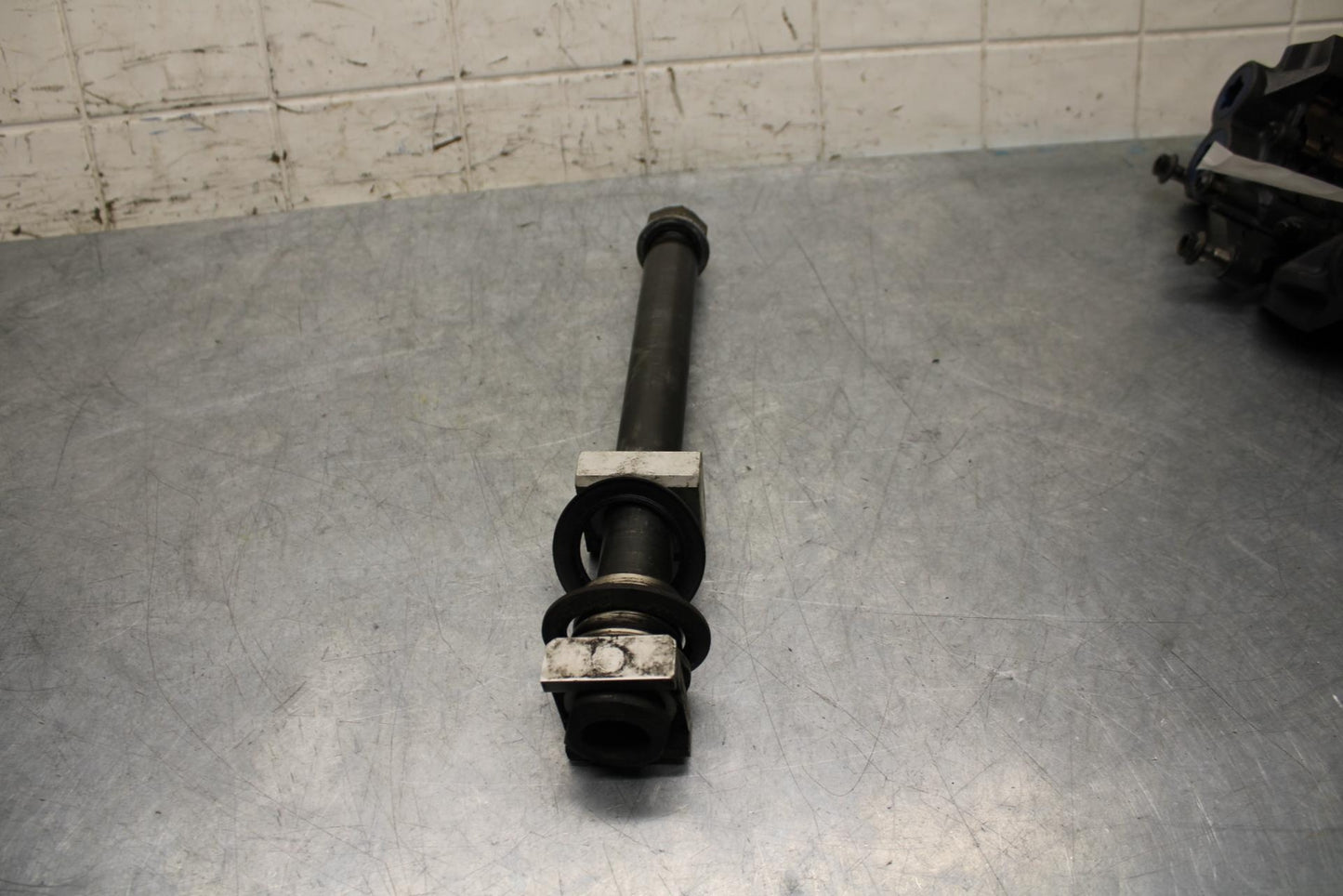 2005 Yamaha YZF R6 REAR AXLE BACK WHEEL RIM PIVOT BOLT AXEL 5SL-25381-00-00 BB62