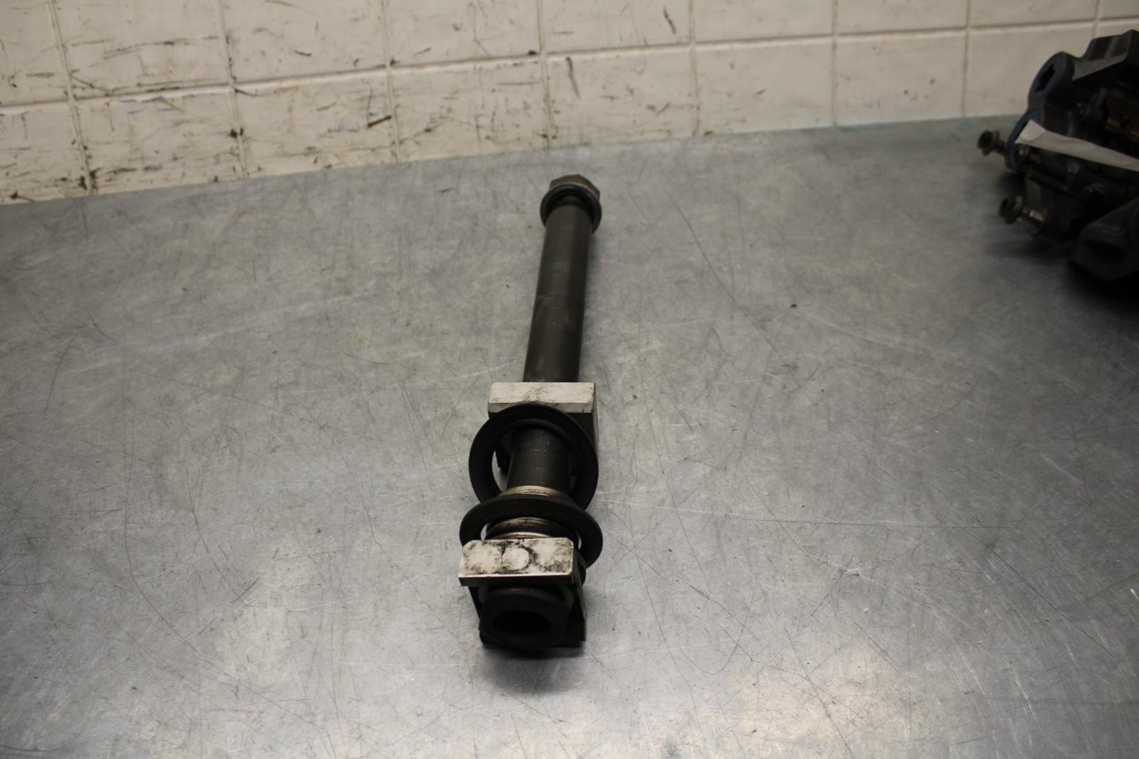 2005 Yamaha YZF R6 REAR AXLE BACK WHEEL RIM PIVOT BOLT AXEL 5SL-25381-00-00 BB62
