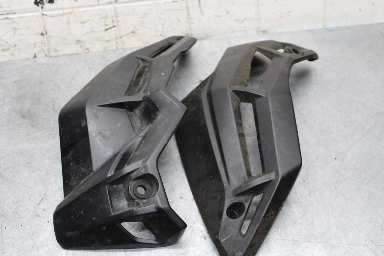 17 KAWASAKI Z900 ZR900 ENGINE COVER BB549