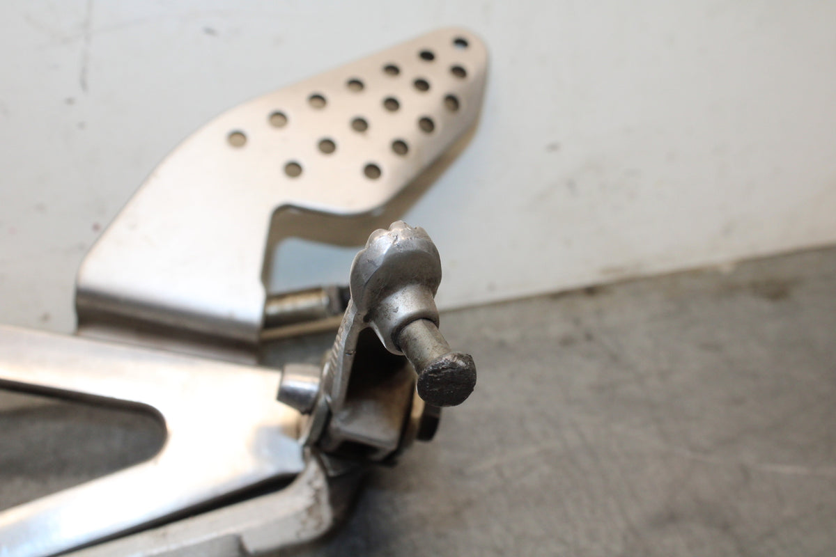 00-01 YAMAHA YZF R1 LEFT REARSET REAR SET DRIVER FOOT PEG REST STOP BB755