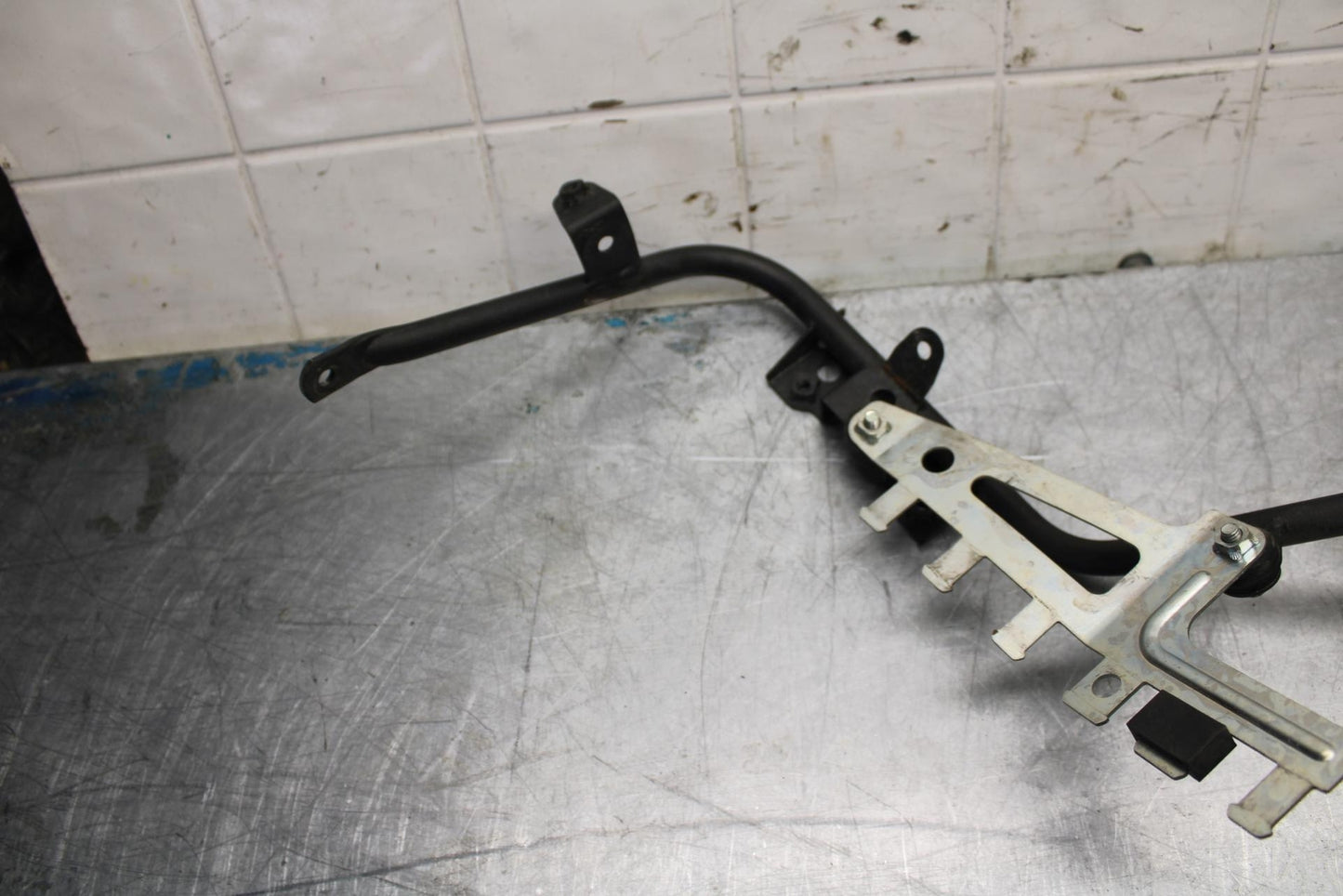 07-08 KAWASAKI CONCOURS 1400 ABS LEFT STAY BRACKET FAIRING BB449