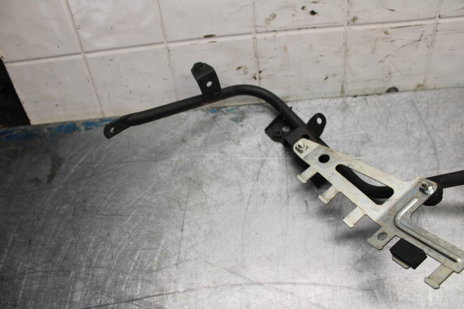 07-08 KAWASAKI CONCOURS 1400 ABS LEFT STAY BRACKET FAIRING BB449