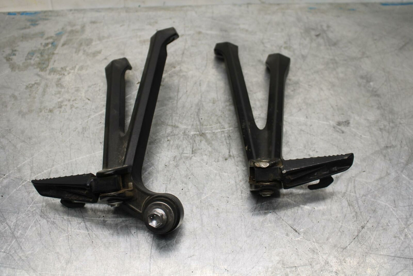 15-21 SUZUKI GSXR600 REAR BACK PASSENGER PEG SET PAIR BB418
