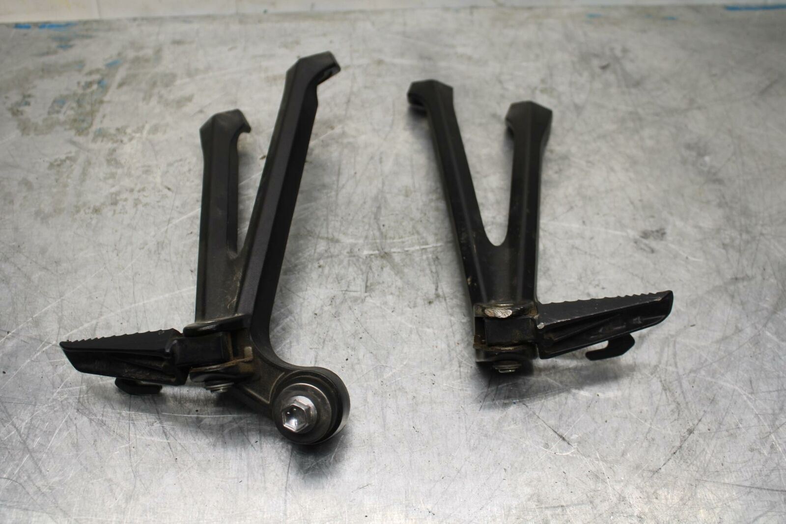 15-21 SUZUKI GSXR600 REAR BACK PASSENGER PEG SET PAIR BB418