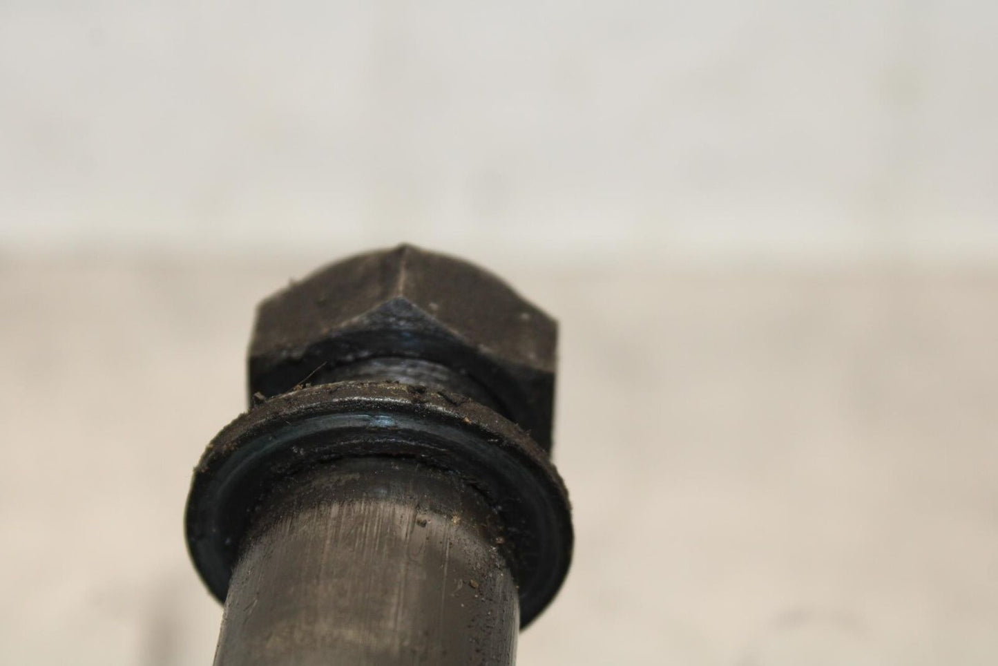 2007 Yamaha YZF R6 REAR AXLE BACK WHEEL RIM PIVOT BOLT 2C0-25381-10-00 BB590