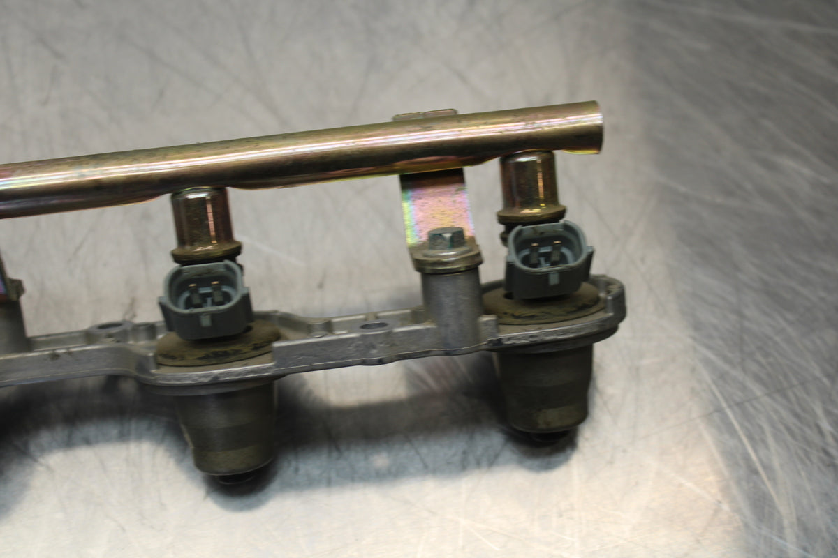 05-06 HONDA CBR600RR SECONDARY FUEL INJECTORS TOP AIRBOX GAS RAIL BB149