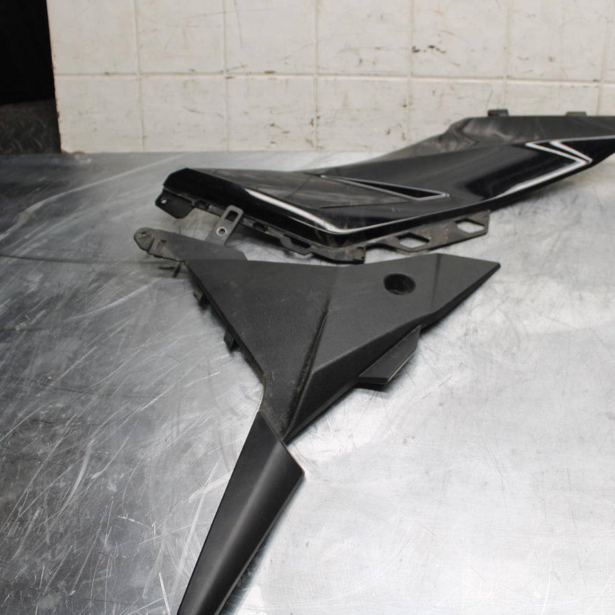 17-23 SUZUKI GSXR 250 GSX250RL8 RIGHT FRONT SIDE SEAT SADDLE PANEL TRIM  BB490