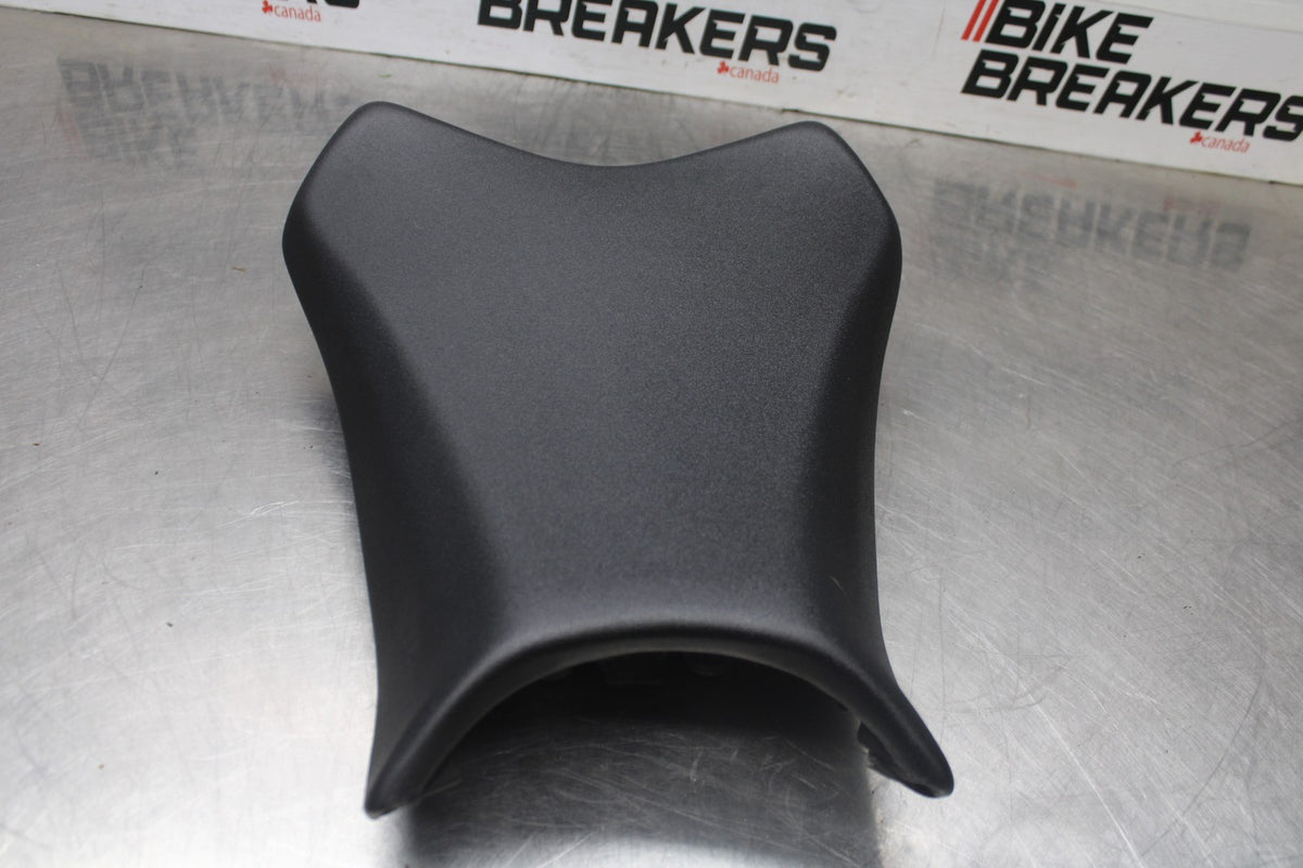 24-25 KAWASAKI NINJA ZX6R FRONT DRIVERS SEAT PAD SADDLE PILLION BB939