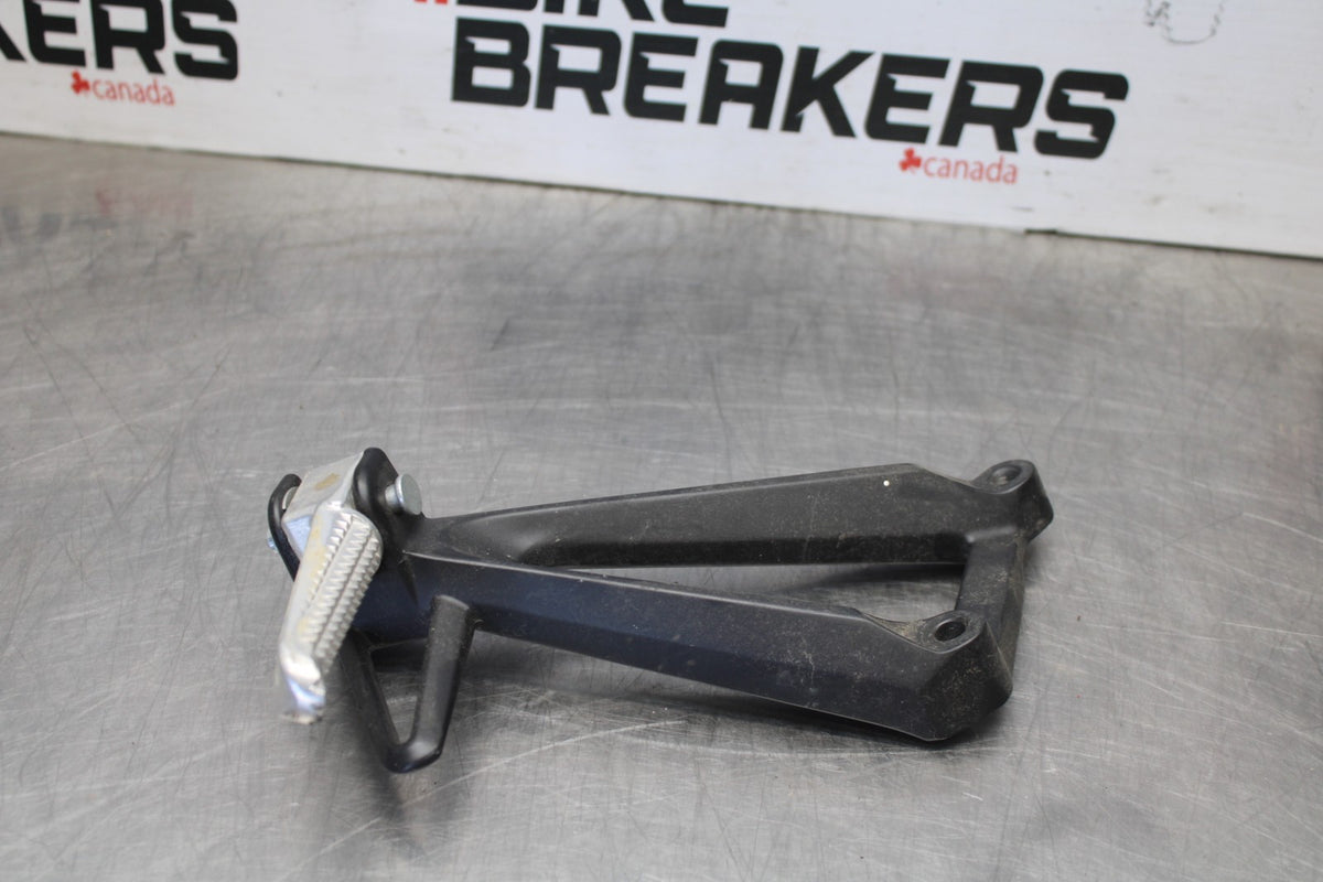 23 YAMAHA YZF R3 LEFT REAR BACK PASSENGER PEG BB147-B