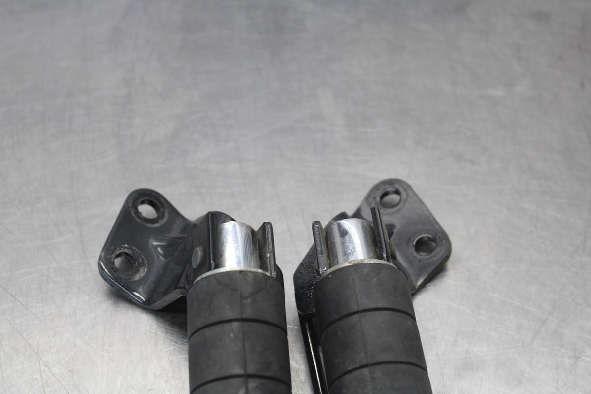 07 SUZUKI BOULEVARD M50 REAR PASSENGER FOOT STEP PEG SET BB897
