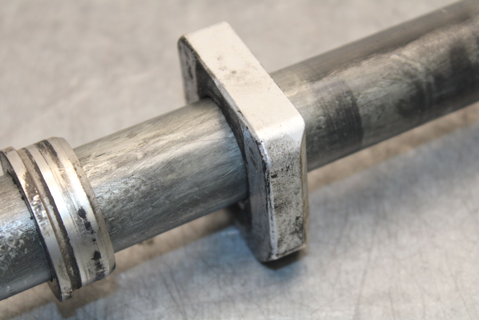 05-06 SUZUKI GSXR1000 REAR AXLE BACK WHEEL RIM PIVOT BOLT AXEL 64711-33E30 BB663