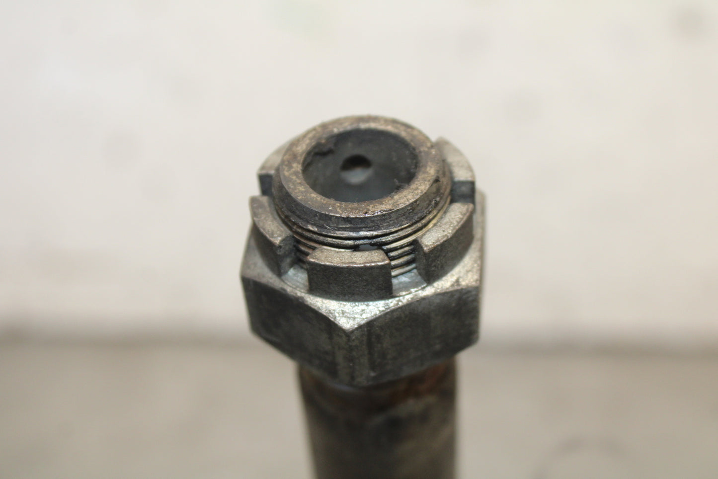 09-12 KAWASAKI NINJA ZX6R REAR AXLE BACK WHEEL RIM BOLT AXEL 41068-0035  BB698