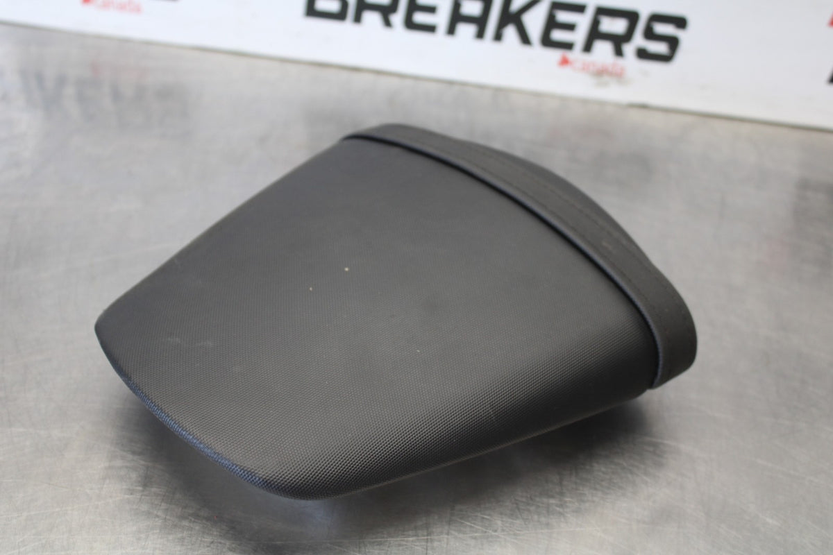 11-26 SUZUKI GSXR750 REAR BACK PASSENGER TANDEM SEAT PAD SADDLE PILLION BB882