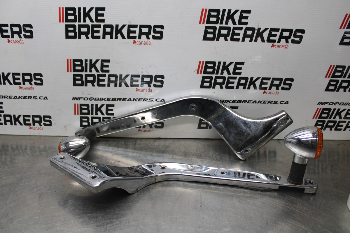 02 KAWASAKI VULCAN 800 VN800B CLASSIC REAR PASSENGER FENDER GRAB RAIL BB862
