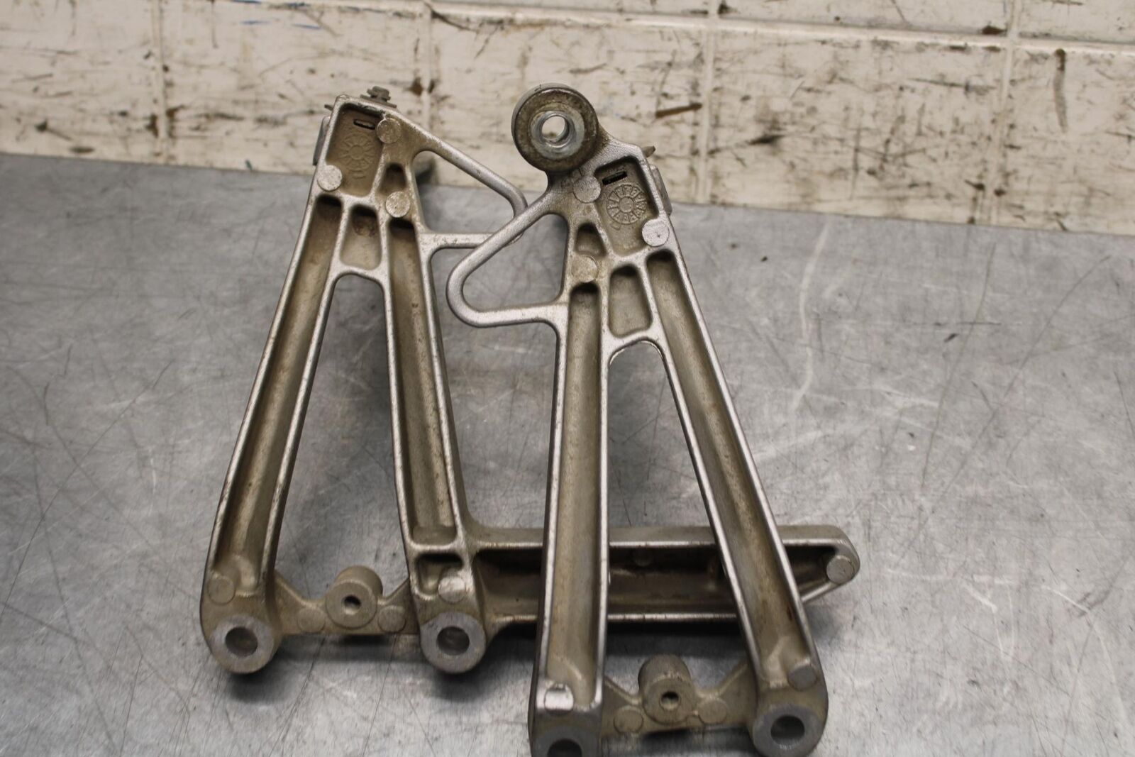 2006 Honda CBR600F4i REAR BACK PASSENGER PEG SET PAIR 50720-K26-305 BB567