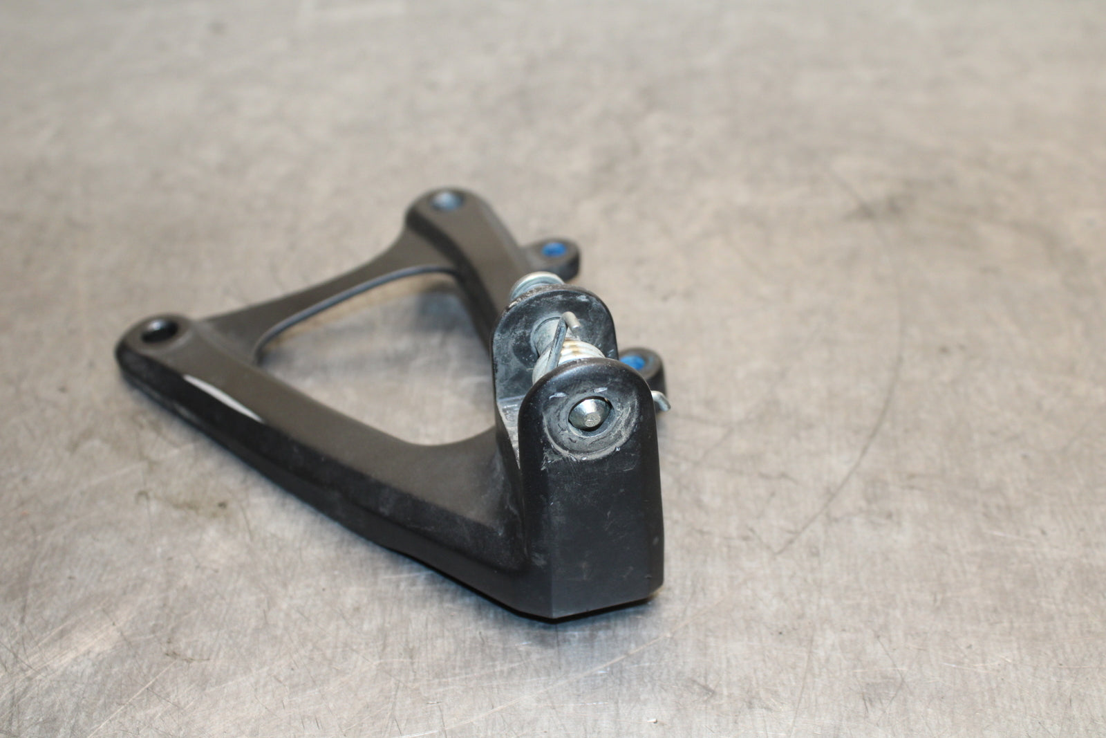 09-14 YAMAHA YZF R1 LEFT REARSET REAR SET DRIVER FOOT PEG BRACKET MOUNT BB119