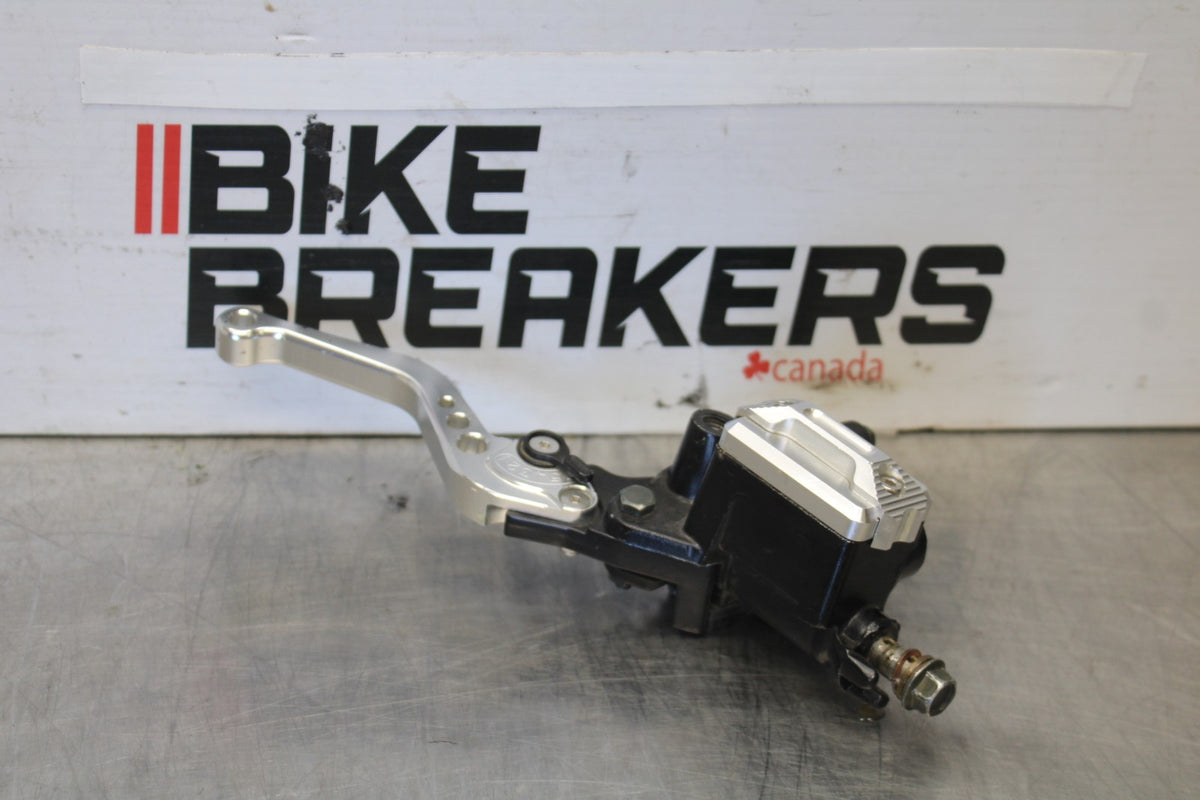 03-04 YAMAHA YZF R6S FRONT BRAKE MASTER CYLINDER w/ LEVER BB890