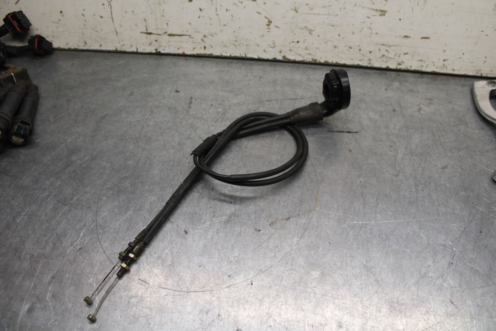 03-04 TRIUMPH DAYTONA 600 THROTTLE CABLE LINE HOUSING GUIDE BB745