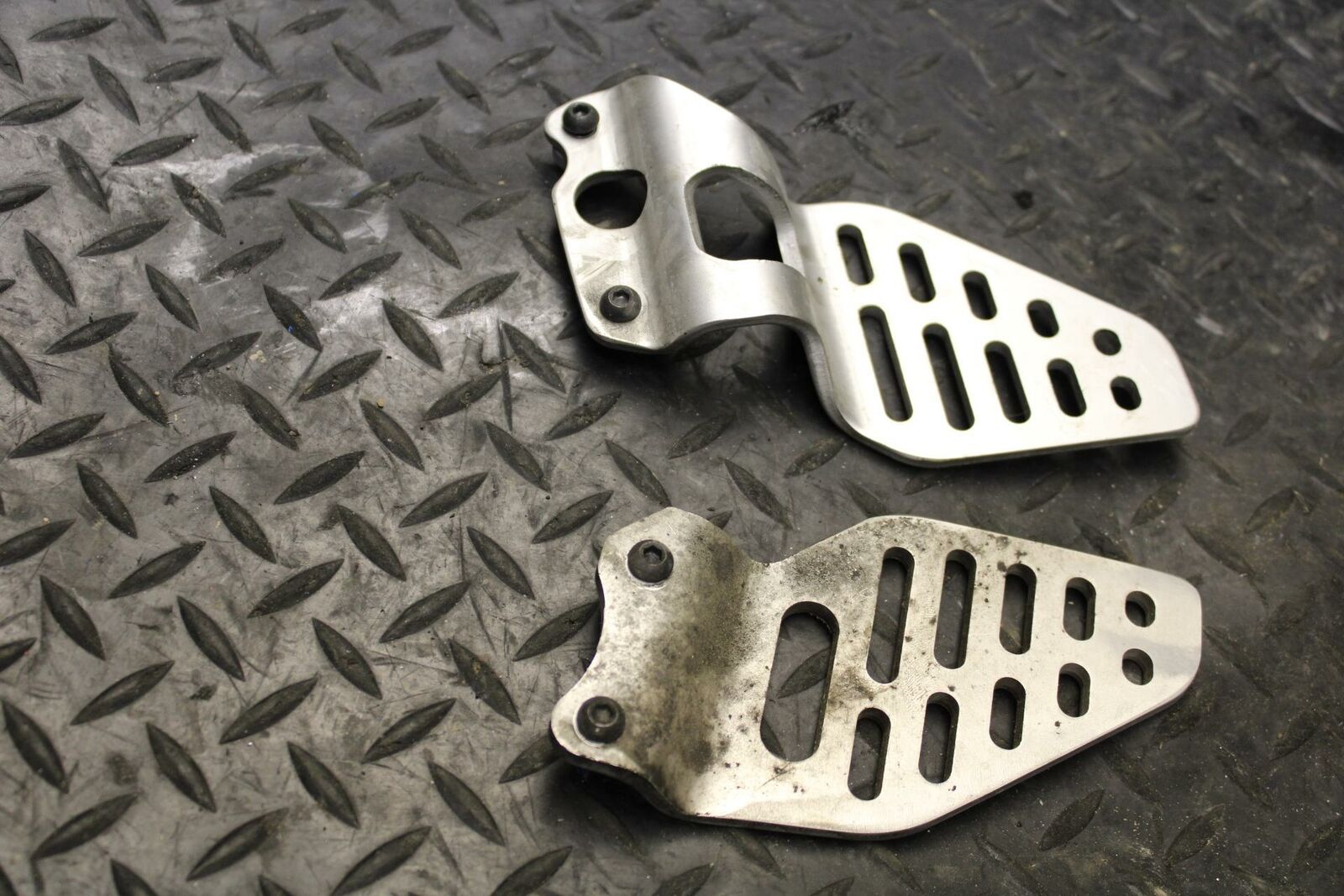 08-09 YAMAHA YZF R6S LEF RIGHTT REARSET REAR SET HEEL GUARD COVER  BB178
