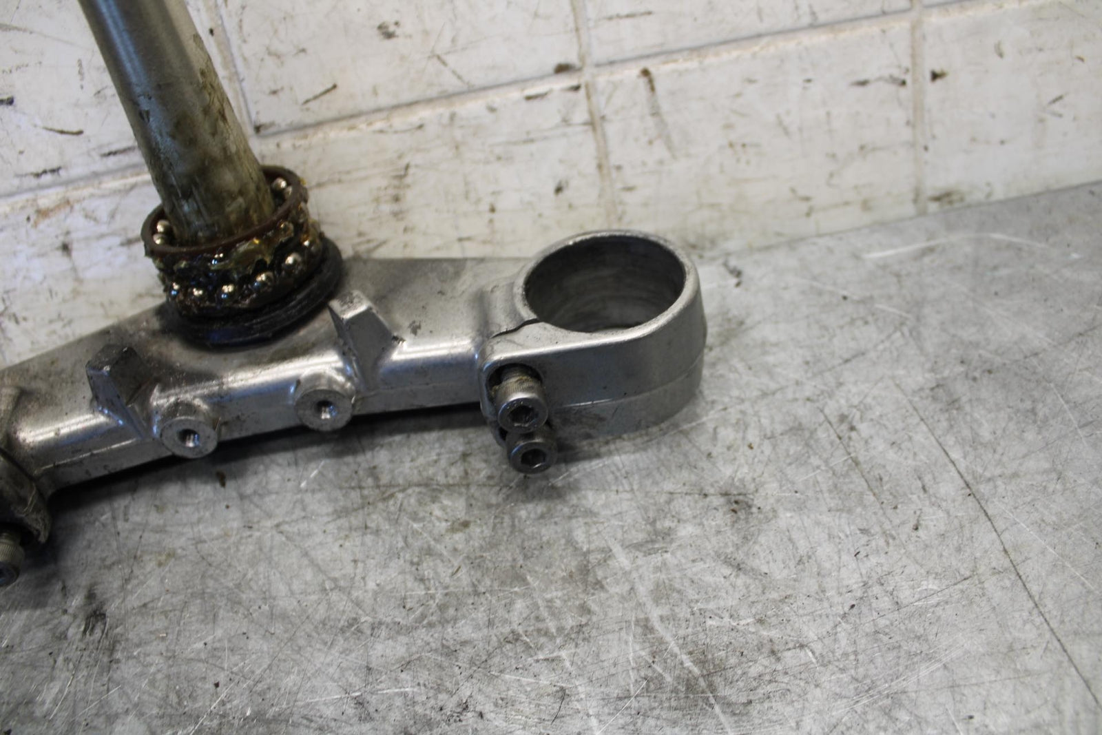 2002 Yamaha YZF R6  FORKS CLAMP LOWER TRIPLE TREE STEM 5MT-23340-00-00 BB545