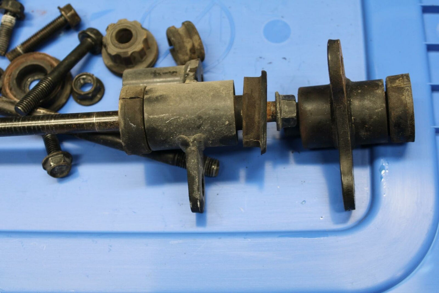 05-06 KAWASAKI VULCAN VN1500 CLASSIC ENGINE MOUNT MOTOR BRACKET HARDWARE BB220