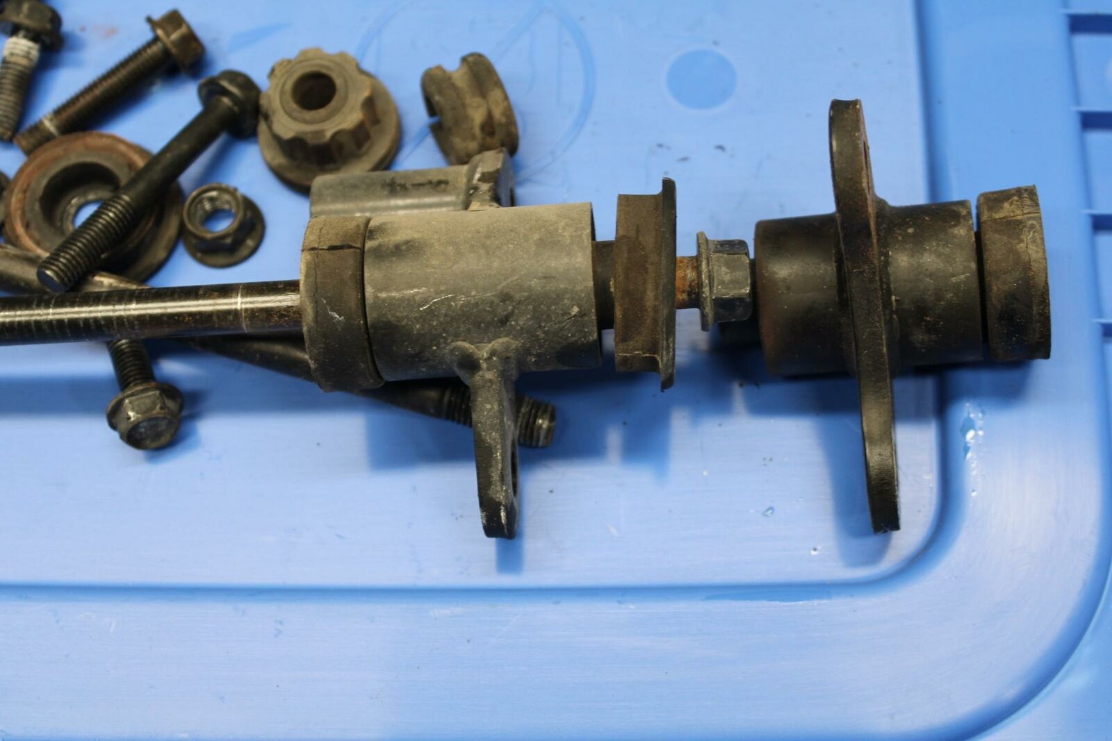 05-06 KAWASAKI VULCAN VN1500 CLASSIC ENGINE MOUNT MOTOR BRACKET HARDWARE BB220